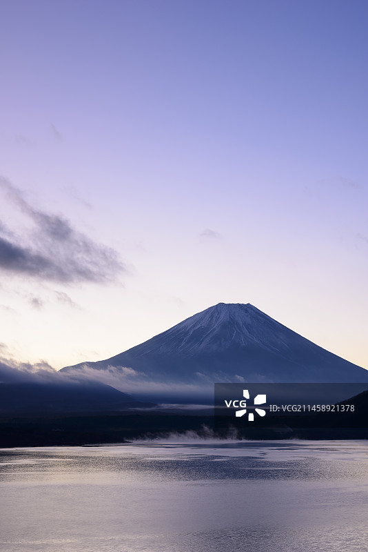 山梨县本栖湖的黎明时分富士山图片素材