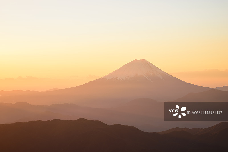 从日本南阿尔卑斯白根山脊眺望山梨富士山图片素材