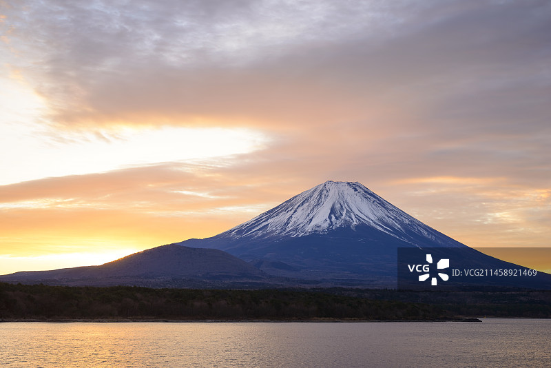 山梨县本栖湖的朝霞下的富士山图片素材