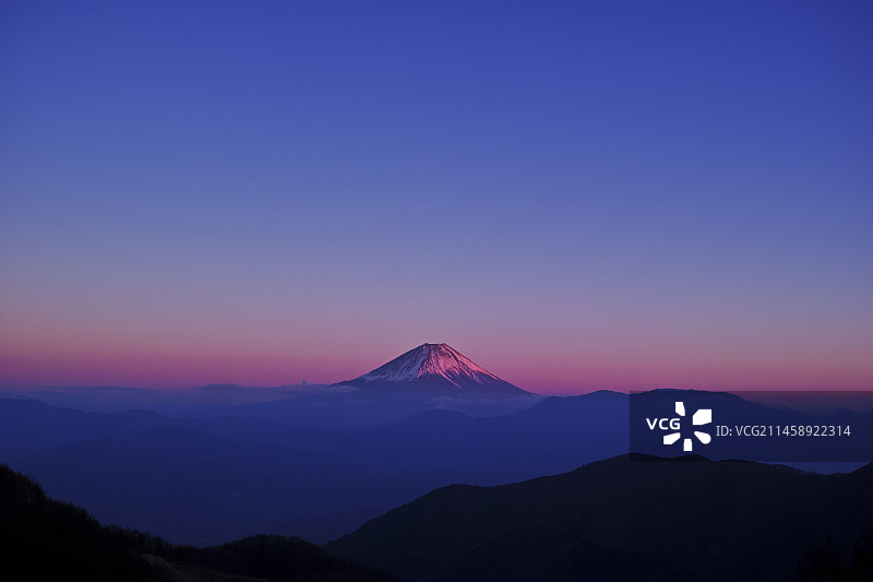 日本山梨县南阿尔卑斯市栉形山池之茶屋森林小路上的栉形山图片素材