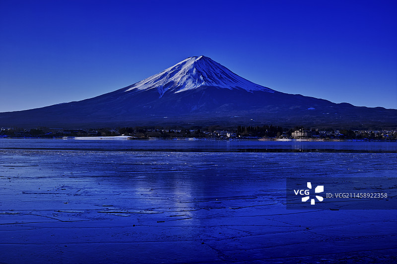 从河口湖冰面上眺望富士山，日本山梨县图片素材