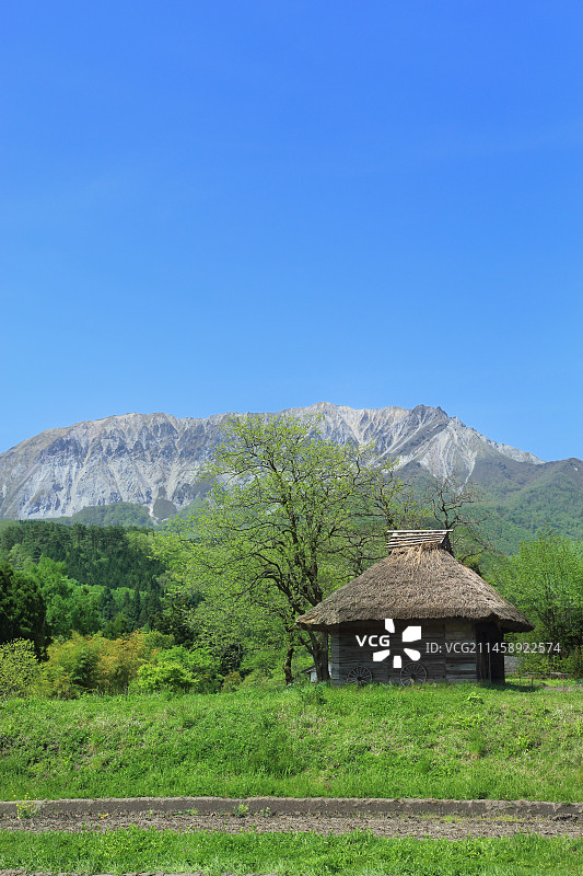 日本鸟取县日野郡茅草屋与山图片素材