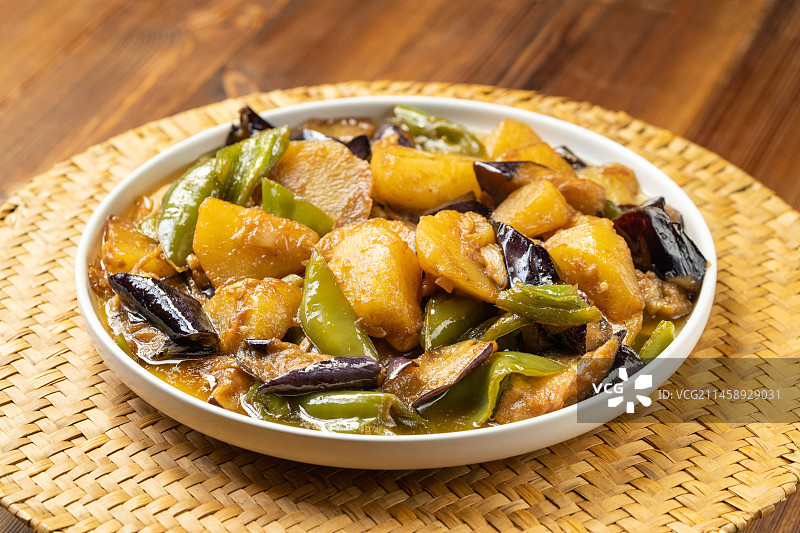 传统东北菜-地三鲜烹饪过程及配菜图片素材