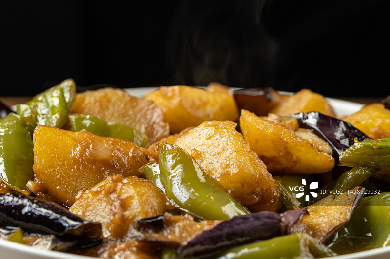 传统东北菜-地三鲜烹饪过程及配菜图片素材