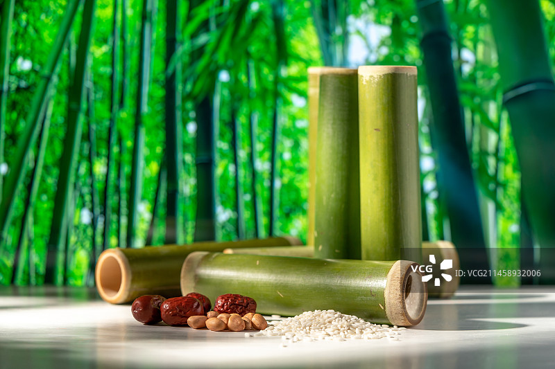 白色背景下的竹筒和糯米图片素材