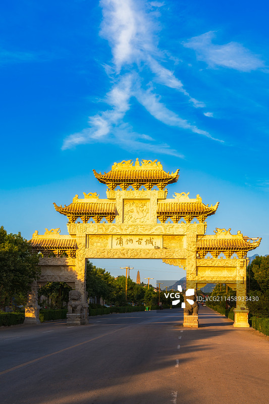 山西省运城市永济市（蒲州古城）牌坊夏季日落风光图片素材