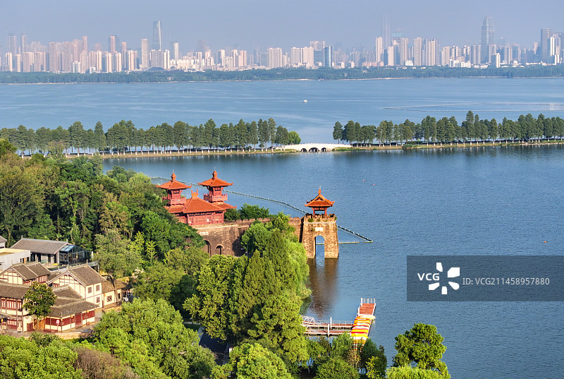 俯瞰蓝天下的东湖楚城风光图片素材