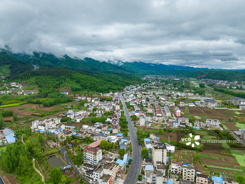 航拍湖北房县村镇和远处山顶上的云雾图片素材