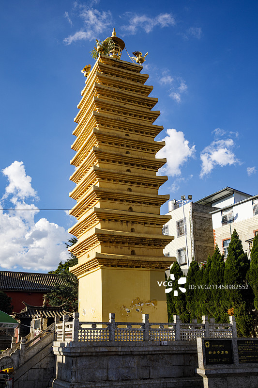 中国云南官渡古镇妙堪寺，古戏楼，金刚塔，古塔，妙堪寺双塔图片素材