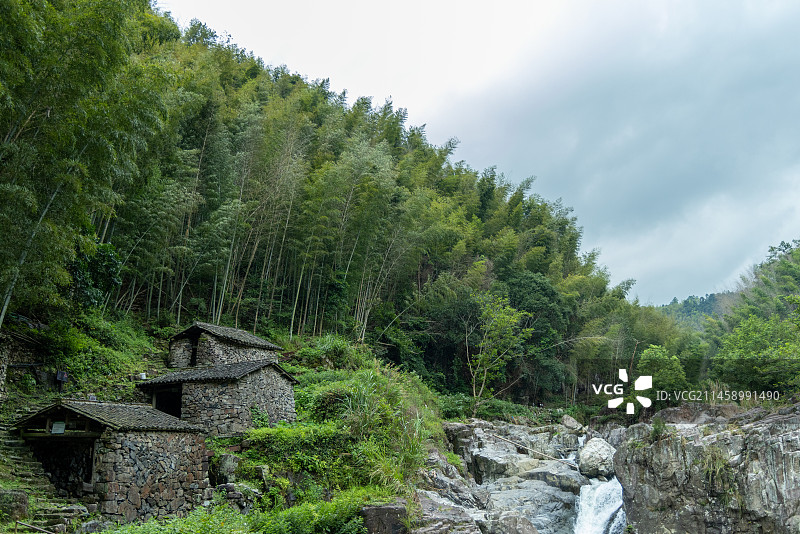 温州泽雅明代四连碓造纸作坊：水碓房与竹林山溪图片素材