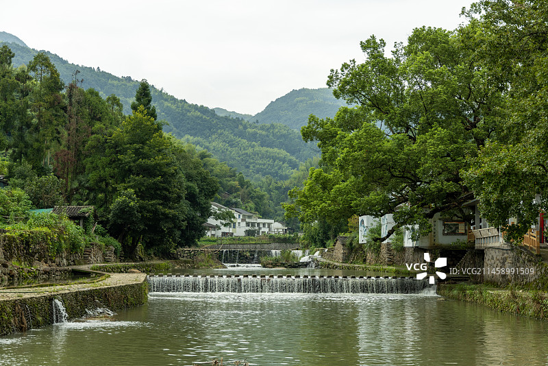 温州泽雅明代造纸作坊群（横垟）：水坝及村庄风光图片素材