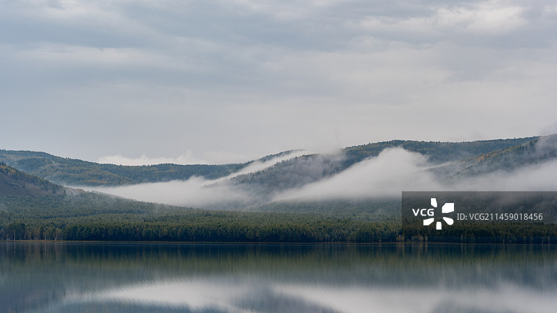初秋晨雾映衬下的乌苏浪子湖图片素材