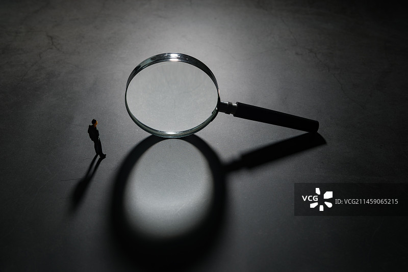 放大镜在聚光灯下：反腐 反贪 反腐败 腐败 查图片素材