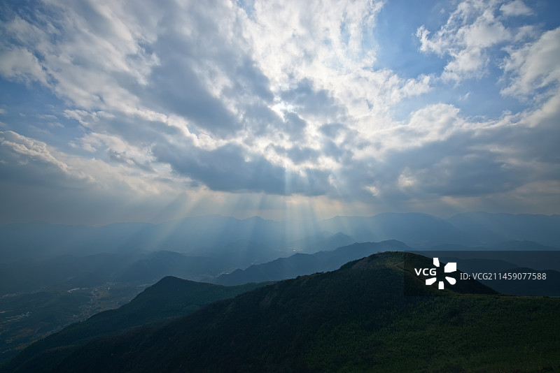 杭州余杭鸬鸟山顶云隙光丁达尔图片素材