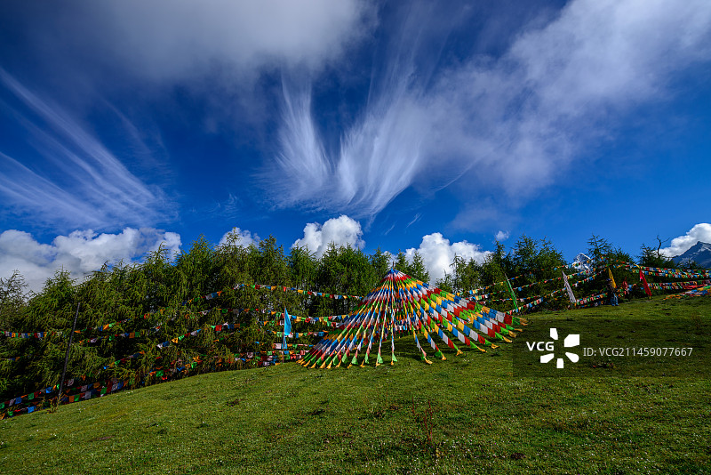 四姑娘山经幡白云图片素材