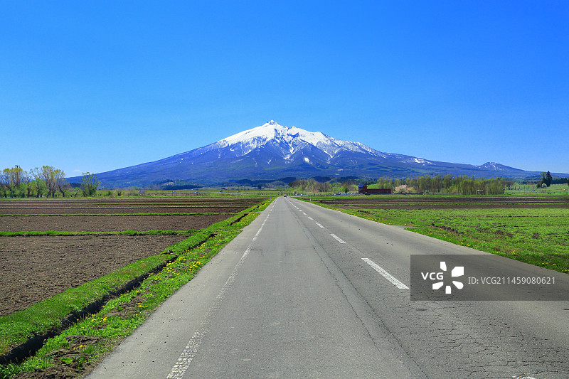 从鰺泽高速公路看到的岩木山，日本青森县弘前市图片素材