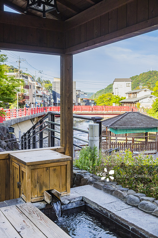 位于日本静冈县修善寺温泉的“河原汤”足浴图片素材