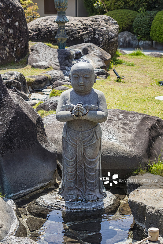 日本修善寺温泉独钴之汤公园少年大师雕像图片素材