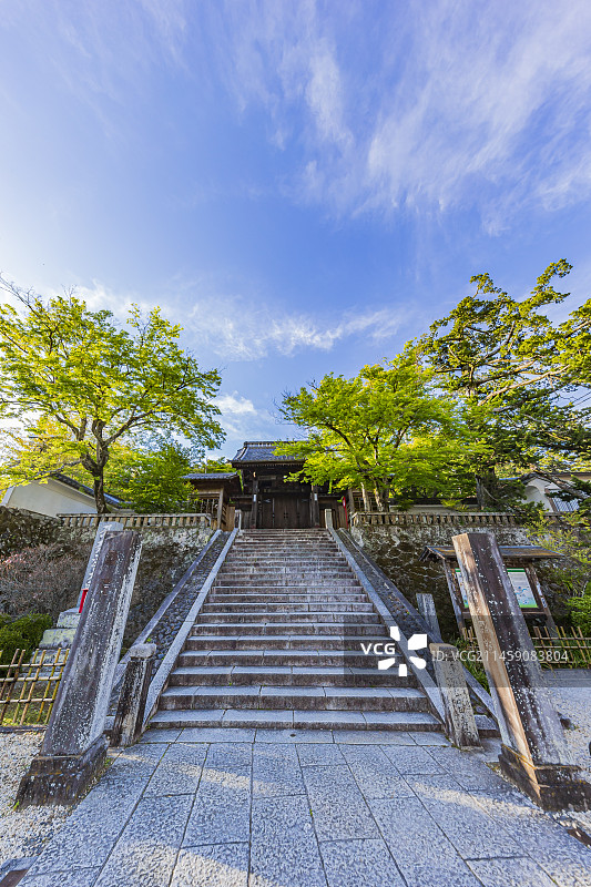 日本静冈县伊豆市修善寺，2014年翻新的寺庙和日落前的蓝天图片素材