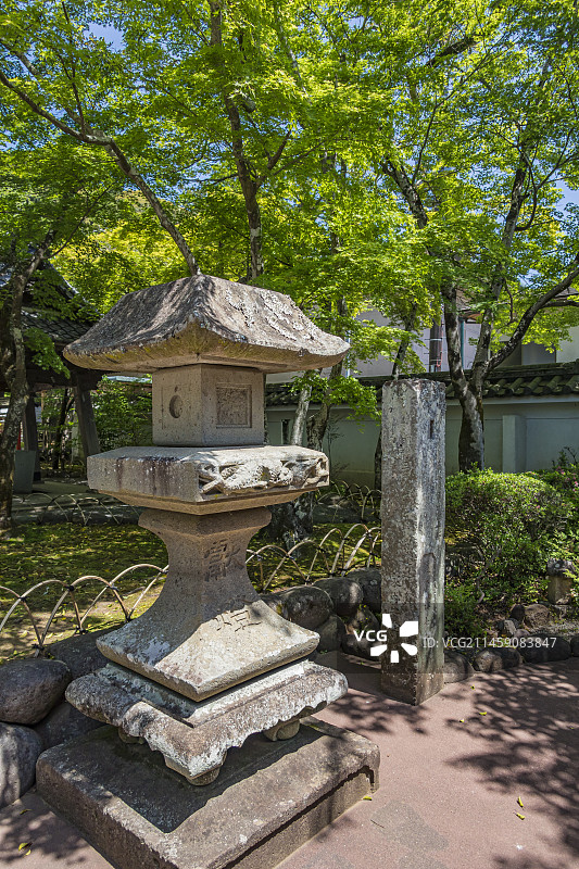 日本静冈县伊豆修善寺寺庙大门旁的灯笼图片素材