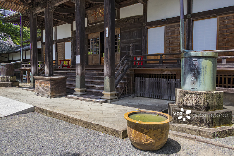 修善寺本堂及水箱与水瓶，位于伊豆修善寺（静冈县伊豆市）本堂前侧，是著名的旅游景点图片素材