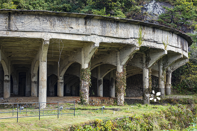 新泻县佐渡市50米厚的层状地质图片素材