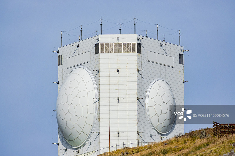 从佐渡 Skyline 最高点看到的佐渡岛航空自卫队空中交通管制雷达，日本新泻县佐渡市图片素材