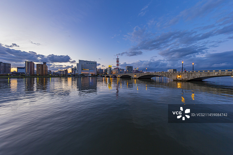 新泻县万代桥黄昏景色图片素材