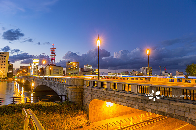 日本新潟县万代桥的黄昏和车辆光轨图片素材