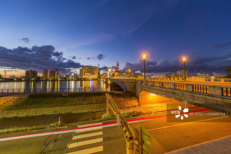 日本新潟县万代桥的黄昏和车辆光轨图片素材