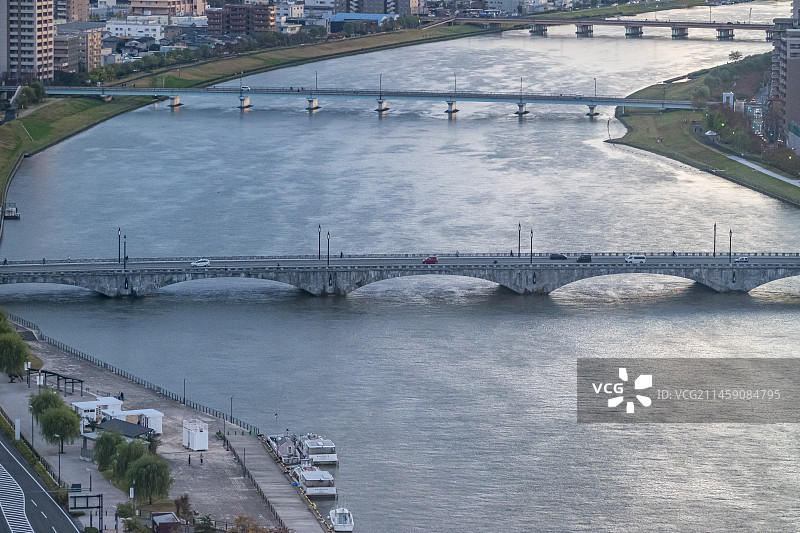 日本新泻县新泻市信浓川黄昏时分的历史万代桥风光图片素材