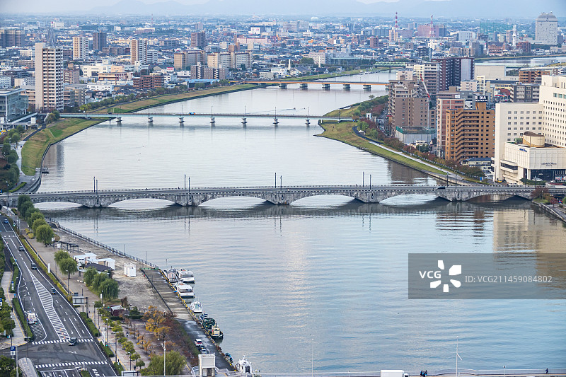 日本新潟县信浓川沿岸的磐梯桥清晨景色图片素材