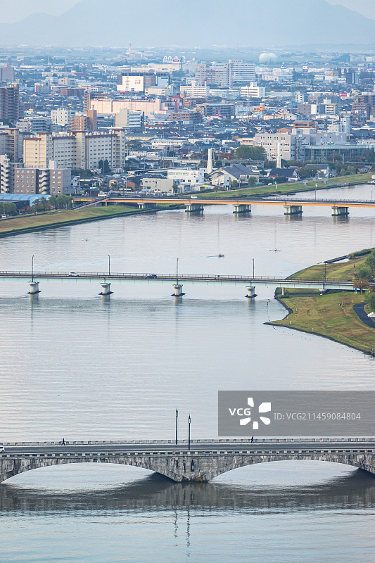 日本新潟县信浓川沿岸的磐梯桥清晨景色图片素材