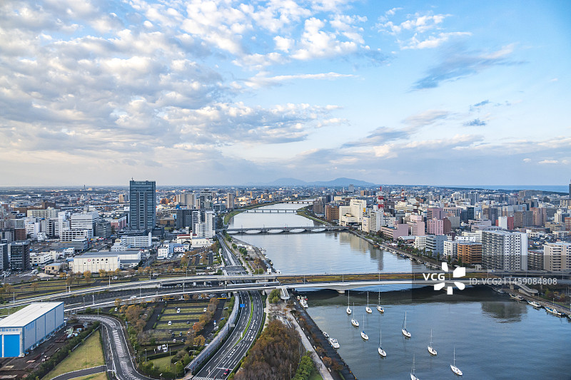 清晨的新泻信浓川畔的万代桥街景，日本新泻县图片素材