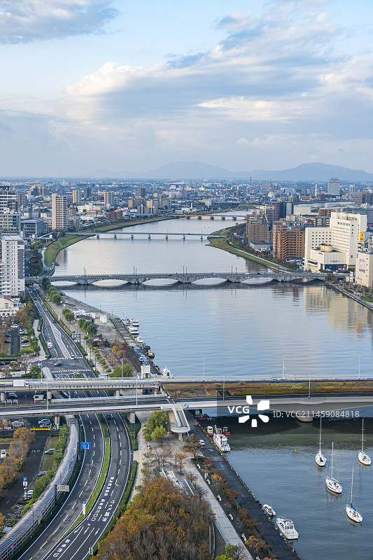日本新潟县信浓川沿岸的磐梯桥清晨景色图片素材