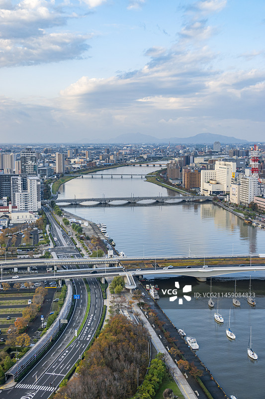 日本新潟县信浓川沿岸的磐梯桥清晨景色图片素材