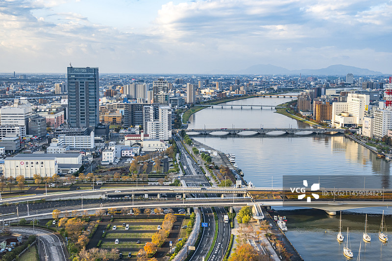 清晨的新泻信浓川畔的万代桥街景，日本新泻县图片素材