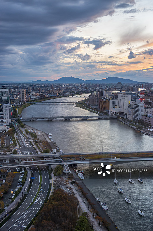 日本新潟日落，信浓川与万代桥图片素材