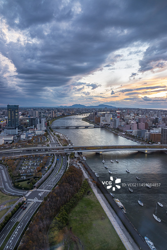 日本新潟日落，信浓川与万代桥图片素材