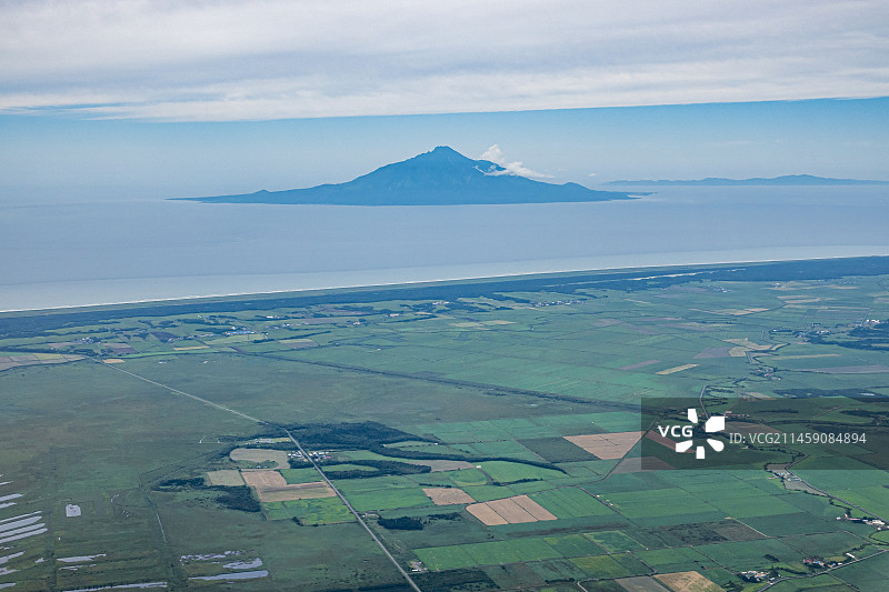 从北海道猿払平原上方看到的利尻富士和美丽的湿地风光，日本北海道天盐郡图片素材