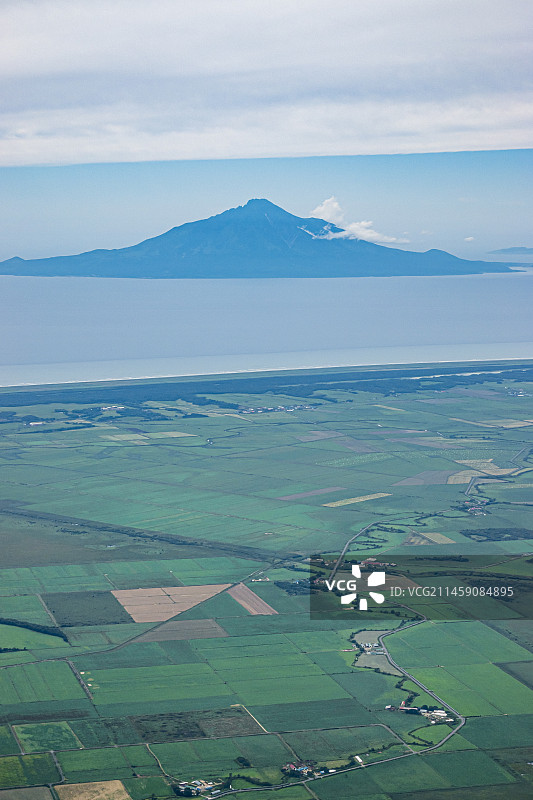 从北海道猿払平原上方看到的利尻富士和美丽的湿地风光，日本北海道天盐郡图片素材