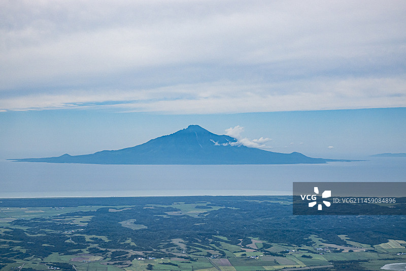 从北海道猿払平原上方看到的利尻富士和美丽的湿地风光，日本北海道天盐郡图片素材