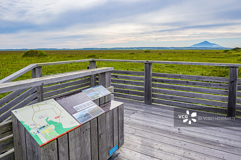 佐吕别原始花园与利尻富士，位于河的另一侧，日本北海道图片素材