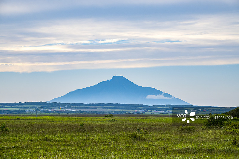 从日本北海道天盐郡佐吕别原生花园看到的利尻富士山剪影图片素材