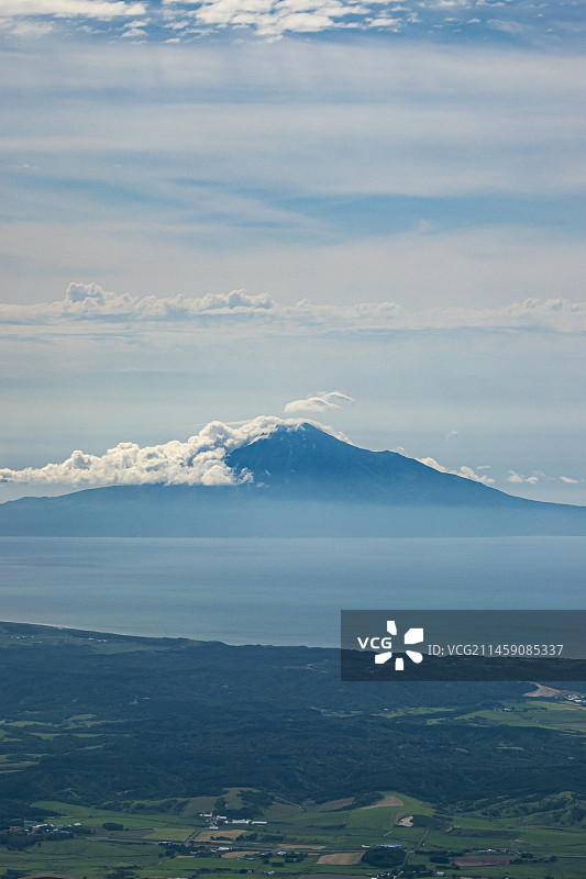 从北海道猿払平原上方看到的利尻富士和美丽的湿地风光，日本北海道天盐郡图片素材