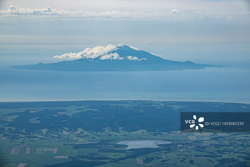 从北海道猿払平原上方看到的利尻富士和美丽的湿地风光，日本北海道天盐郡图片素材
