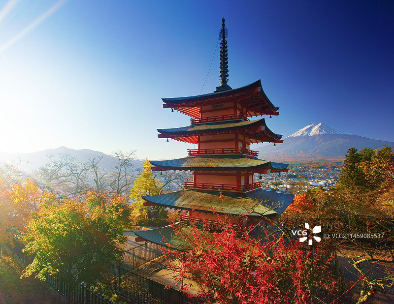 日本山梨县新仓山浅间神社五重塔与富士山晨曦图片素材