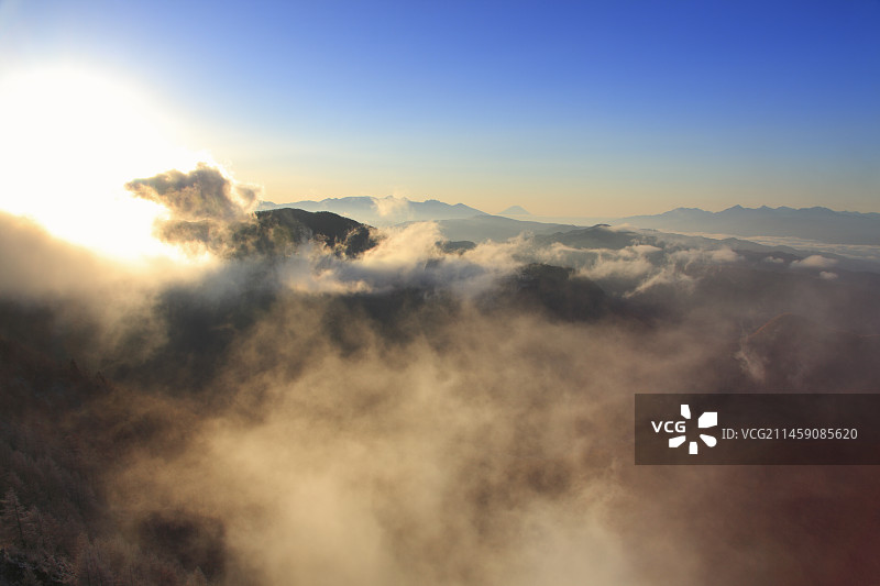 日本长野县松本市蓼科山与八岳山及远处南阿尔卑斯山图片素材