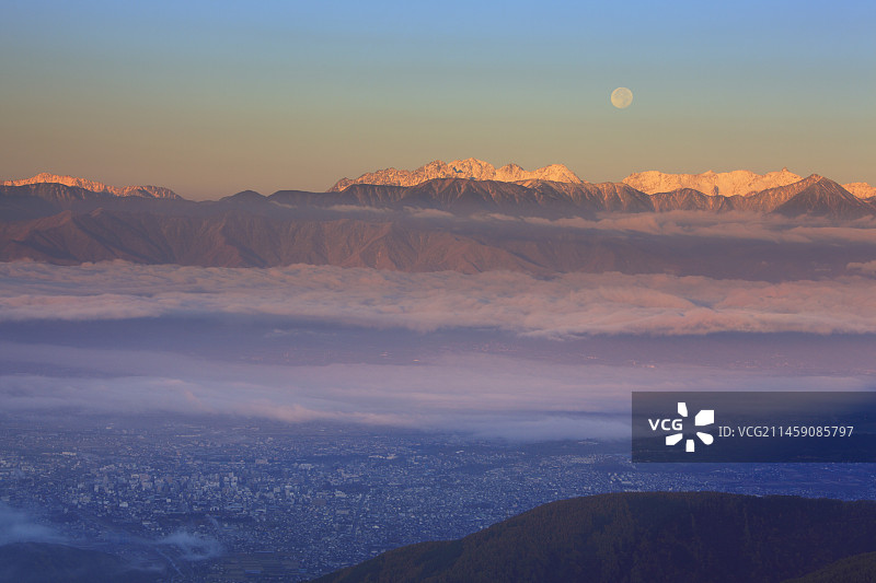 日本长野县松本市大花远眺的月亮、穗高山脉、枪岳山脉和松本市图片素材