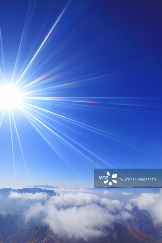 日本长野县松本市乘鞍岳、御岳山和中央阿尔卑斯山的云海景观图片素材